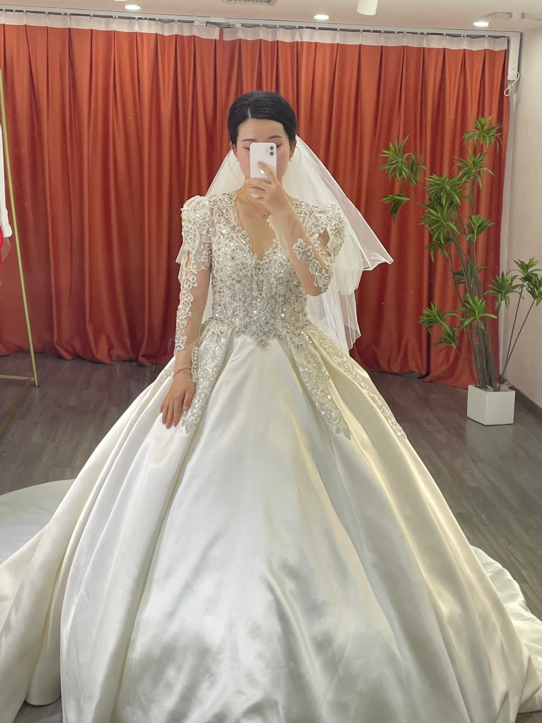 姐妹们！帮忙选婚纱了！在线等