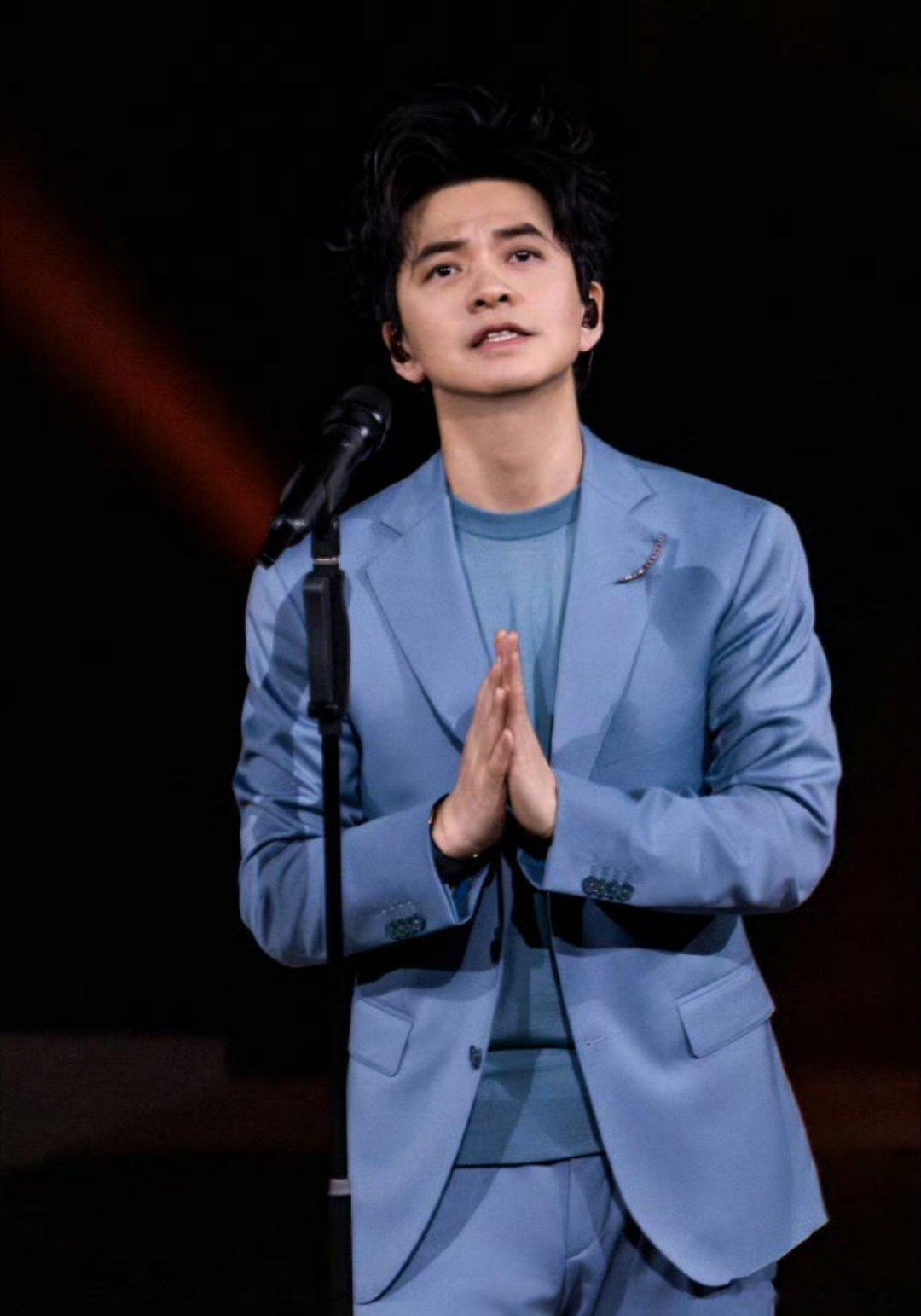 #内娱学历李健排第一# 
救命!内娱藏着个开了双重buff的狠人🥹 保送清华读最卷的电子工程，天天啃高数算电路的脑子，转头就能弹出柔到骨子里的旋律，李健这波“理工魂装着音乐浪漫”的操作，直接把我审美戳得直冒星星眼! ​