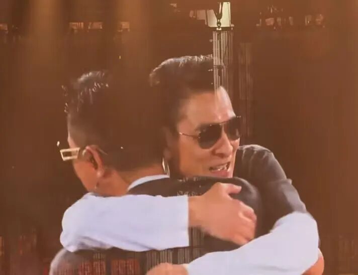 刘德华空降古天乐红馆个唱 两代杨过惊喜同框

古天乐入行三十三年，头一回在红馆开个人演唱会，台下半个港圈都来捧场，压轴环节刘德华突然现身，给全场观众递了个超大惊喜。两个人分别演过八三版和九五版的杨过，这次同台合唱完之后，抱着将近二十秒才松开。

两人认识超过二十七年，早年合作拍港片的时候就结下交情，