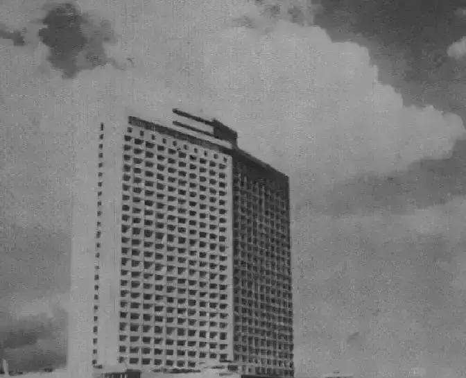 1982年，广州白天鹅宾馆被军方强制要求建立高射炮台，董事长霍英东无奈之下来到北京，托廖承志给叶帅诉苦，然而叶帅的反应却让所有人震惊。
 
廖承志从叶帅住处出来时已经是深夜，他手里捏着一页信纸，上面只有叶帅用毛笔写的一句话。他站在路灯底下看了好几遍，然后把纸折起来放进口袋，叫车直接去了霍英东住的饭店