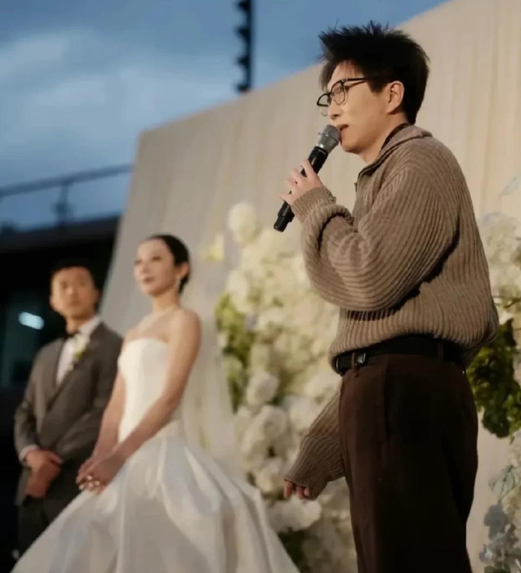 毛不易在发小婚礼上说了句“虽然不是我的妻子”，被骂上了热搜。可完整视频里，他讲的是高中厌学时人家跑来给他做饭，大学实习时人家趁他上班把乱房间收拾了，二十年的交情全是这些细碎事。那句被骂的话前面紧接着“从校服到婚纱”，他是在划清友情的边界，不是暧昧。更别说“结婚不意味着什么”后面还跟着“是人生的新开始