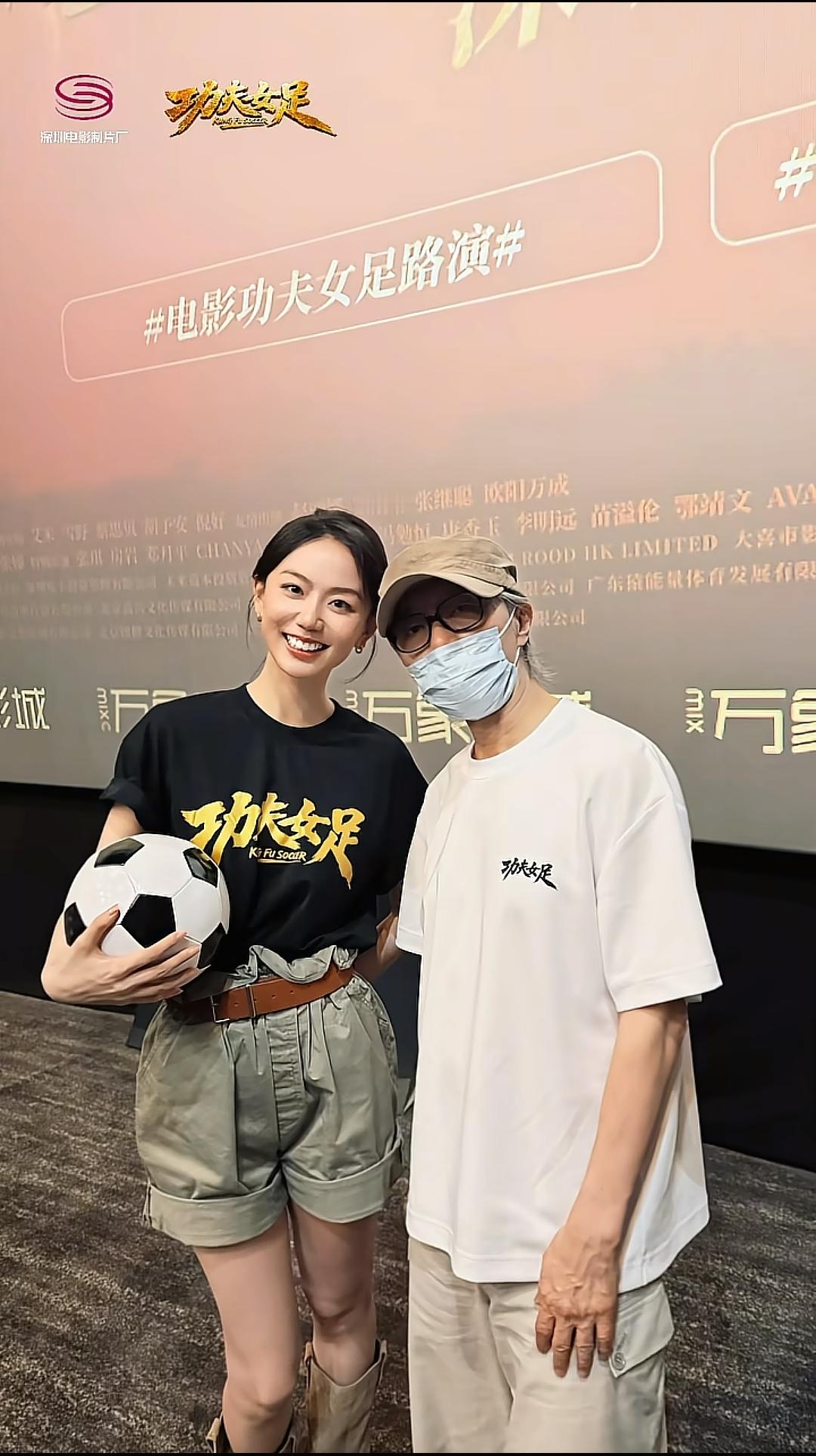 我去了解了一下冯禧这些年的经历，我才知道原来她丰富多彩。
21岁的冯禧，我觉得是冯禧，主持新星冯禧，甚至觉得未来不输李湘的新台柱子主持。
22岁离开芒果，同时拥有许嵩女友的称呼。
好像是一下子到了人生巅峰，
26岁的冯禧，在深圳卫视做一个平凡的主持人，同时除了许嵩女友的称呼，冯禧个人的名气光环几乎没