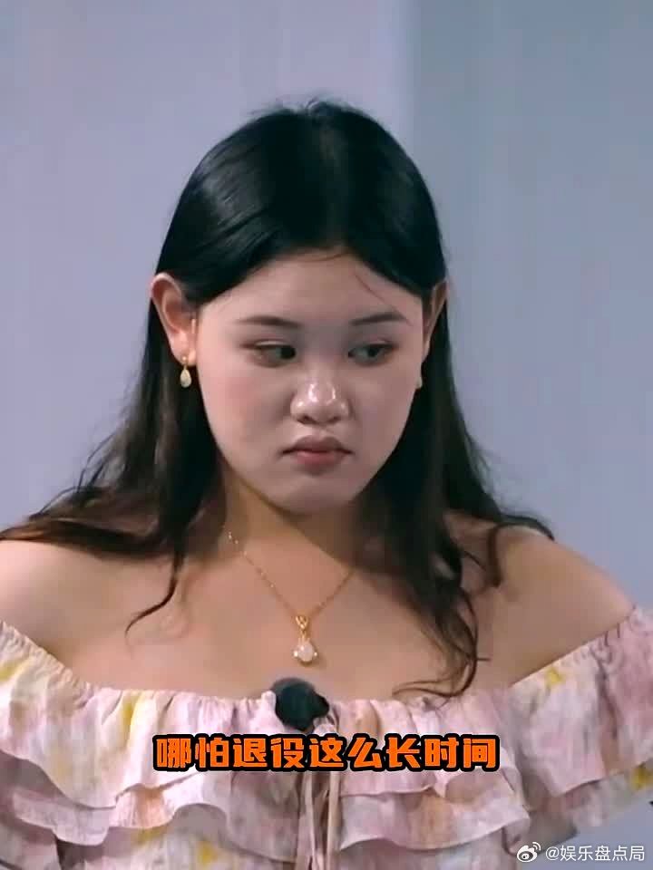 #张家齐妈妈说我是一个傻子一个笨蛋#
《我家那闺女2026》这段咨询播出后，评论区直接炸了。
妈妈主动找李松蔚自嘲是笨蛋，可女儿奖金被代管到退役，夺冠金项链22岁才见到。
综艺把原生家庭矛盾做成流量密码，张家齐一个月涨粉49万，舆论反噬却由全家消化。
当矛盾成了卖点，镜头外的修复与边界，该由谁 ​