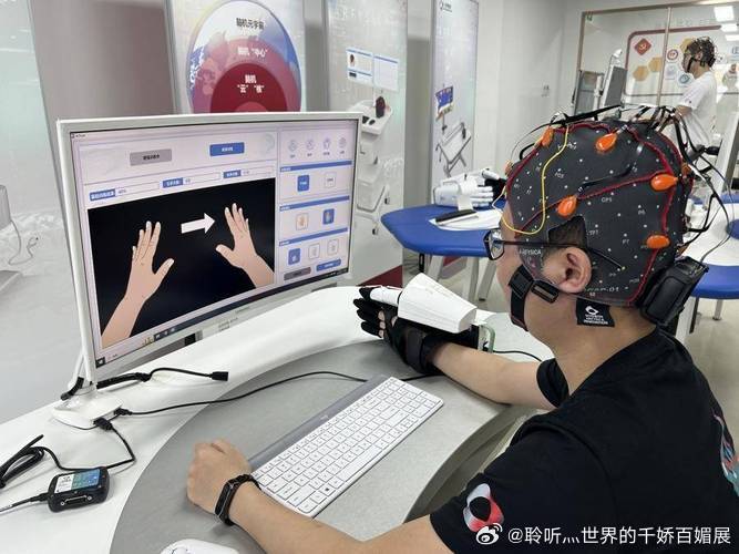 #科技话题# 脑机接口技术允许瘫痪者用意念打字了！患者只需想象手部动作，设备就能捕捉神经信号并转换成文字。这项技术打破了肉体与数字世界的壁垒，让失语者重新拥有表达的权利。 ​