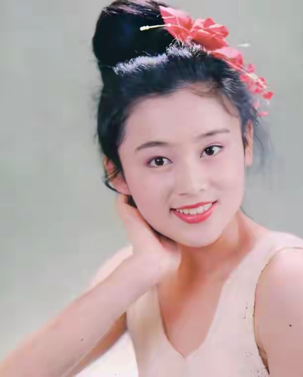 年轻时凭借出众外貌备受关注，陈红和导演走到一起，婚后四年生下儿子陈飞宇，孩子十七岁踏入演艺圈就拿到男一号的出演机会，这件事在娱乐圈一直有着很高讨论度。
 
年轻时期的陈红，在影视圈里面颜值十分突出，塑造过很多让人印象很深的古装荧幕角色。和陈凯歌相识之后，两个人发展出感情，这段关系在当年引发大量舆论讨