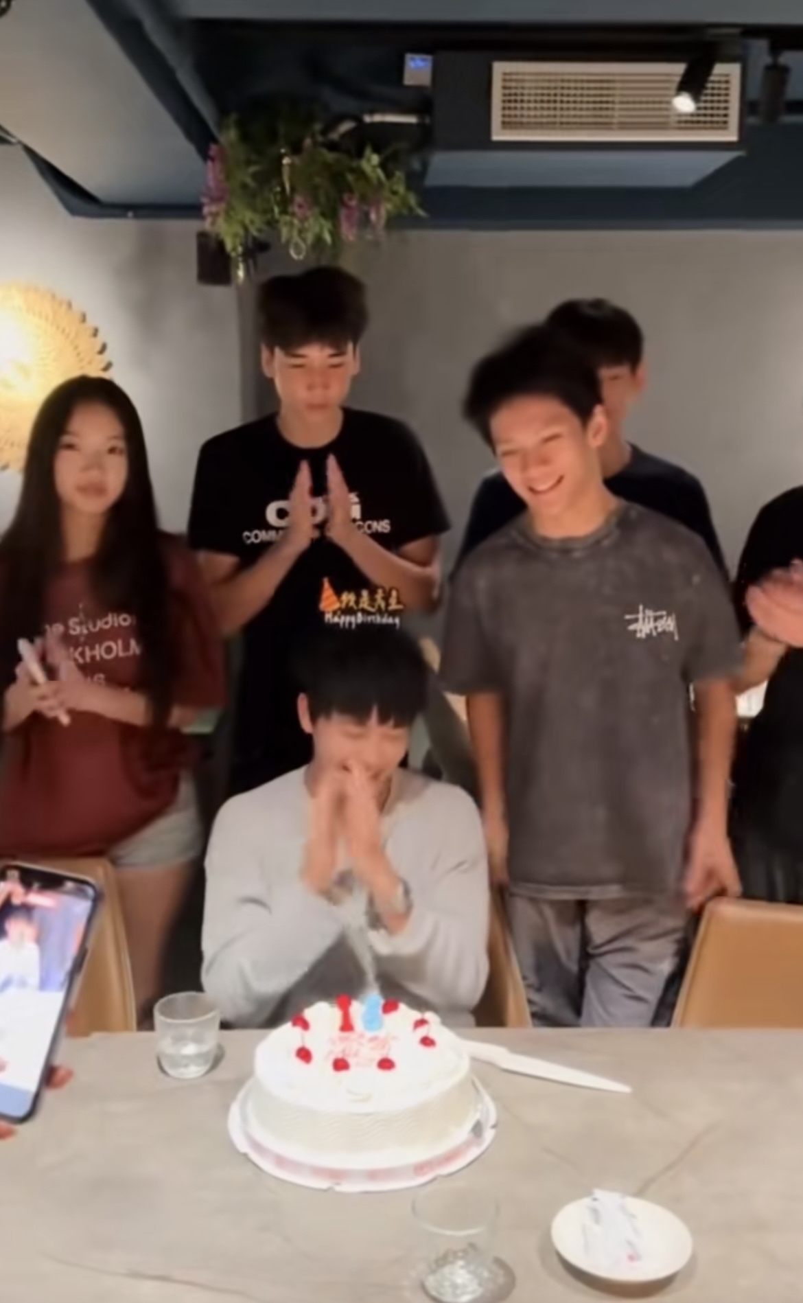 曹格儿子颜值好高啊，
8月22日，曹格儿子Joe在社交平台分享庆祝18岁生日的视频，韩国女友也来为他庆祝生日了。

视频中Joe对着蛋糕许愿，后面站着的是他好兄弟好朋友，以及他的女友，穿着一件红色短袖和超短裤，身材非常不错。

Joe说非常感谢一直陪着我长大的你们，谢谢你们见证我的成长，还不忘对着镜