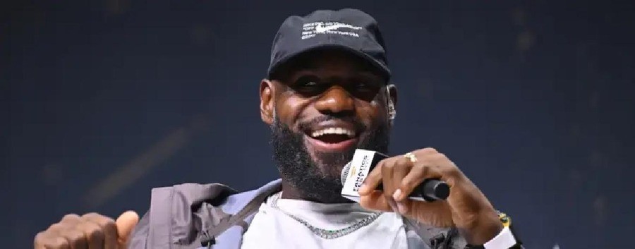 NBA还没开打就乱套了：杜伦拒2亿合同要拿960万走人，小卡逃过禁赛快船却被没收5个首轮，老詹改打控卫库里降薪留守
活塞给杜伦的五年两亿合同里塞了一条体重评估条款，保障金额砍到一点九亿。一个刚入选最佳阵容的二十二岁中锋，被球队当成需要定期上秤的嫌疑人来对待，这份报价的羞辱感远大于诚意。杜伦的回应很直