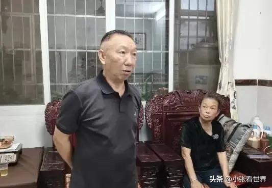 广西高院再审祖孙血缘疑案引公众热议
昨天刷到这场再审听证会的现场消息，我盯着屏幕半天缓不过劲，完全是情理和法理撞得结结实实的现实样本。
程序正义挡在了真相前面
涉事的鉴定机构之前已经被天津南开区司法局训诫处罚，违规点列得明明白白：没核验监护人身份、私自使用交警留存的死者血样，两份在技术层面大概率没问