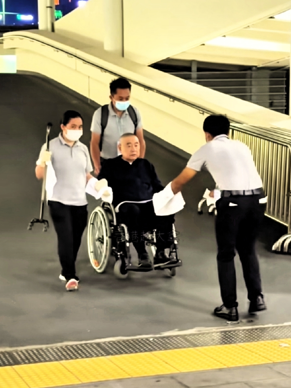 刘銮雄又去看谭咏麟演唱会，依旧提前离场！他上次也是差不多这个时间，就带着甘比和女儿走了，大佬还是很谨慎的，估计怕结束时，人太多，不好走，他腿脚又不方便，只能依靠几个护工搀扶，所以他提前离场，也是可以理解的！因为谭咏麟这次演唱会分为上下两个主题，前5场是“无言感激”，后5场是“情不变”，刘銮雄作为真粉