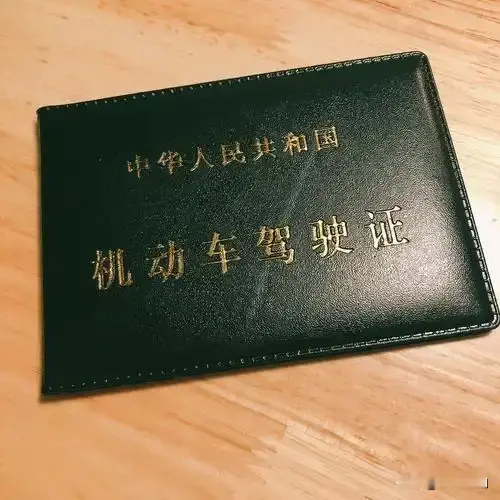 主要是科二，点位的模糊感，总是难以确定是否到位。差一点就出问题，就压线。就会怀疑自己是否有学车的天赋呢。

一两次可以理解，次数多了，加上教练的不耐烦教导，更会让我不自信，头疼学这个。
还有就是好不容易连续去驾校几天，记得差不多了，因为自己有事耽误几天没去，又忘记了。