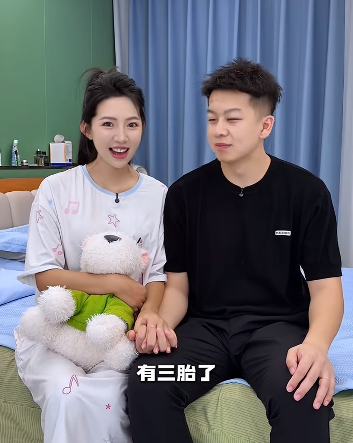 麦小登正式官宣三胎喜讯，结婚三年，连续迎三胎
夫妻双双官宣，老公世豪模样憔悴，消