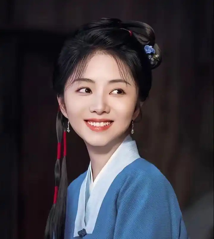 选角一波三折，没想到最后反倒选对了！《兰香如故》原定女主是吴谨言，都聊到定妆，她官宣结婚怀孕，只能遗憾退出 ​