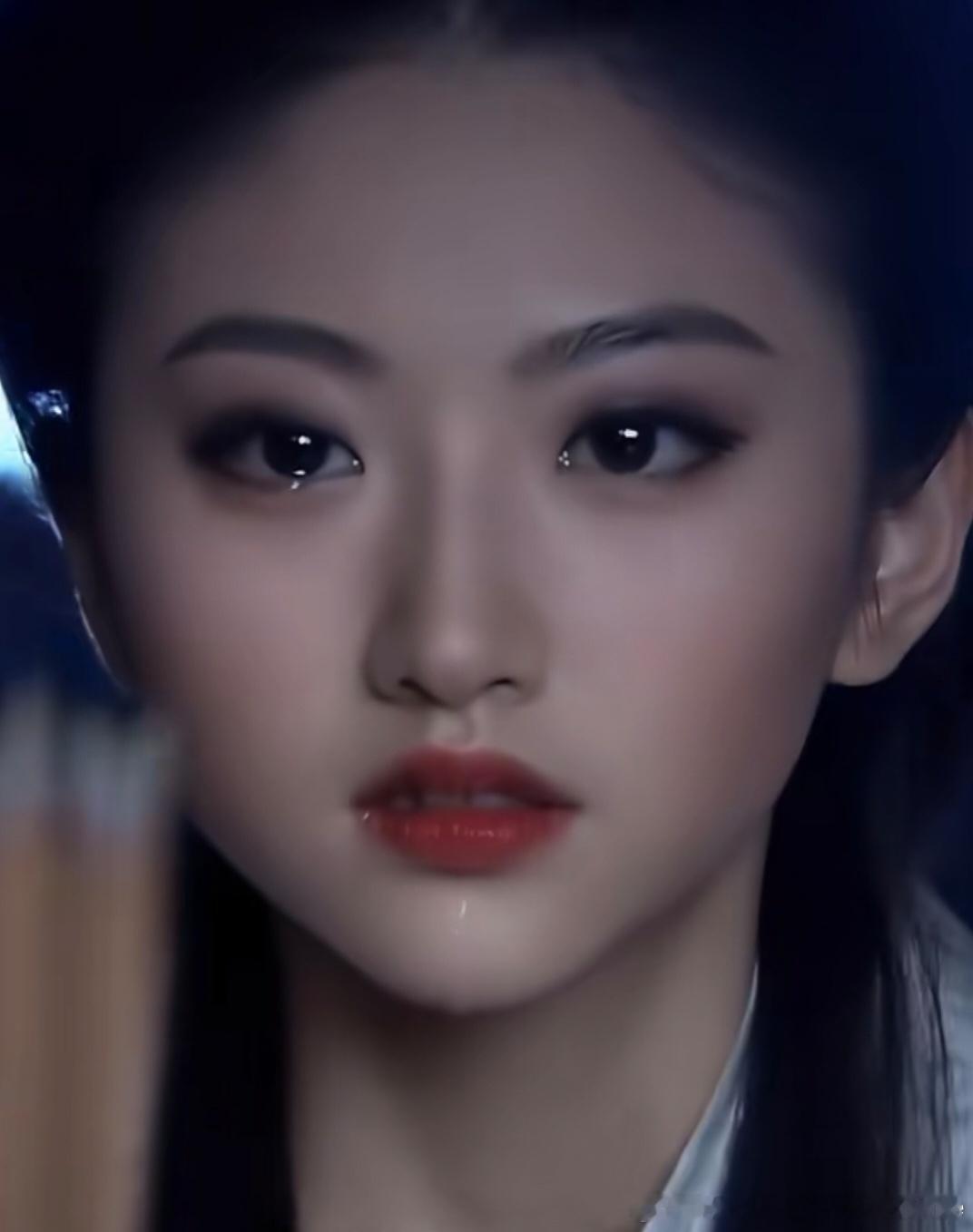 #景甜[超话]# 从前总觉“被你眼睛看过的世界，才是我眼里最美的风景”，是句太缥缈的诗，一直找不到对应的模样。
直到看见甜甜。
才懂这句话写的本就是她。
是那种不必声张的好看，她只是站在那里，目光所及的寻常风物，便都有了柔软的温度。
才懂这句话写的，原是这样一种好看：
不是要夺目的锋芒，是 ​