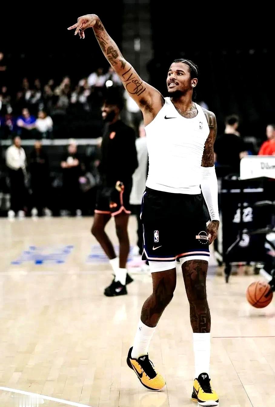 23分6篮板4抢断，这数据放季后赛怎么看都挺亮眼。    可这就是杰伦...