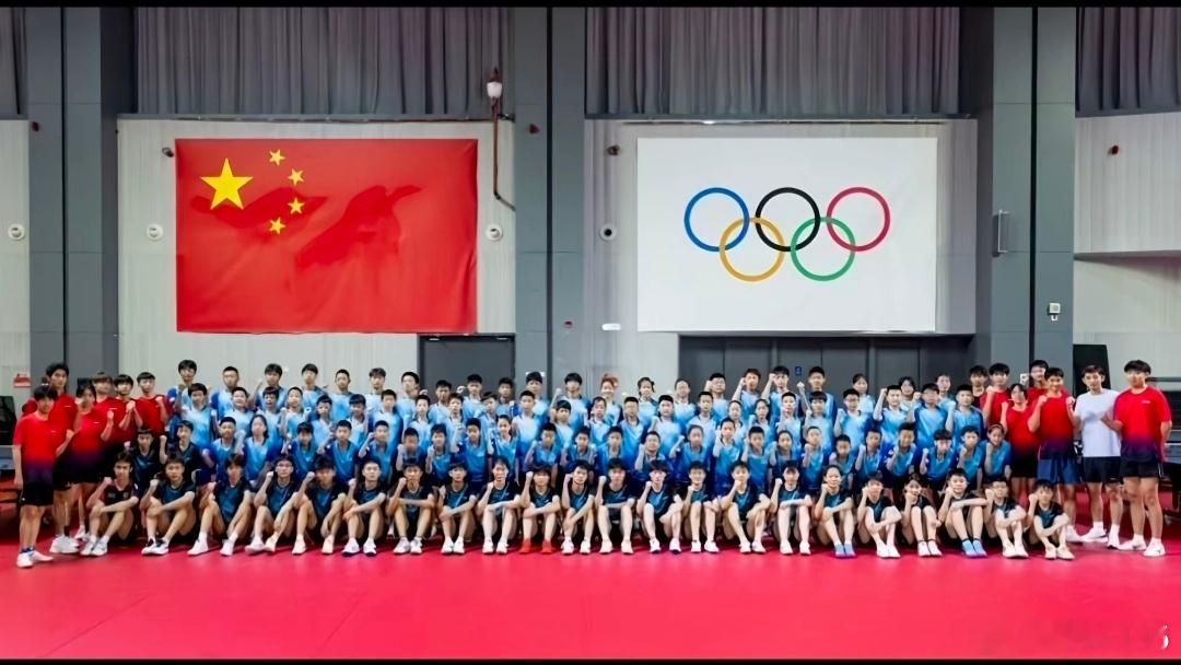 #张继科[超话]# 【原来已经走了这么远的路】
从冷大棚的抖音捡到的一些关于哥的照片，还蛮杂的，有球馆前的照片，有百分大战，有暑假班，有第一届张继科杯，有大张指导，有教练团队合照，甚至还有球馆搬到杭州，蝶子的应援，每次回想着这些，都有甜蜜的幸福！原来从当哥教练开始，蝶子又陪着哥走了这么 ​