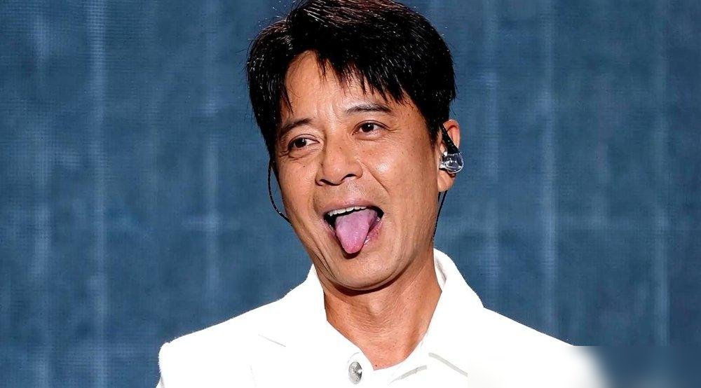 航班备降，电车半路没电，李克勤硬是凌晨十二点多才冲进包头那个拼盘现场。
原定十点压轴，结果迟了俩小时。他上台第一件事，就是连着给底下鞠躬道歉，没一句解释。
最绝的是救场那哥们。33岁，买票进来的草根歌手，零彩排，愣是在台上连唱二十首，硬撑了两个多钟头，场子没炸。
李克勤到了之后，抱着他拍了十几