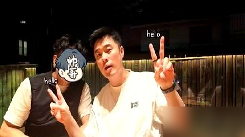 陈赫发张聚餐照，愣是把旁边俩人涂成了马赛克，全网直接炸锅。
他跟孙艺洲脸露得明明白白，剩下的一律糊掉。越是不让看，网友越拿放大镜扒。有人猜是娄艺潇邓家佳，有人咬定是新项目投资人，还有说打码的是素人老婆，怕被骂。
就一张图，硬生生整成了悬疑剧。
其实早前五个人刚发过共创视频，回忆杀拉满，续集传闻