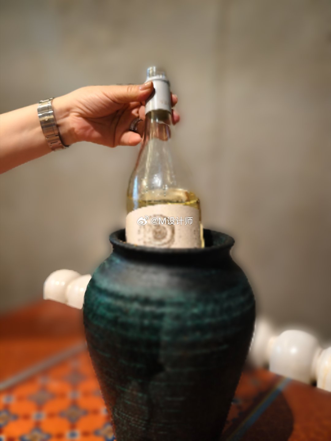闺蜜麦吉假期从上海回京探亲，我找了家福建小酒馆，约她喝一杯。  周围同...