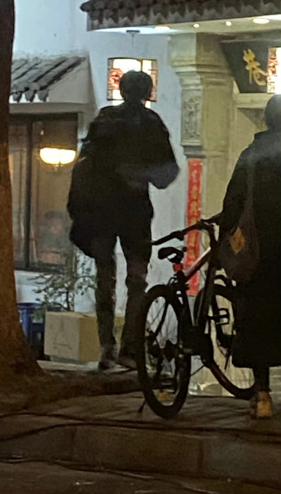 庄文杰就是好看得标准但标准得夸张那类 在网上夸夸还可以 男孩会in女孩会shi 现实看见了 我只会感觉自己作为配角然后不小心穿书偶遇男主角了 ​