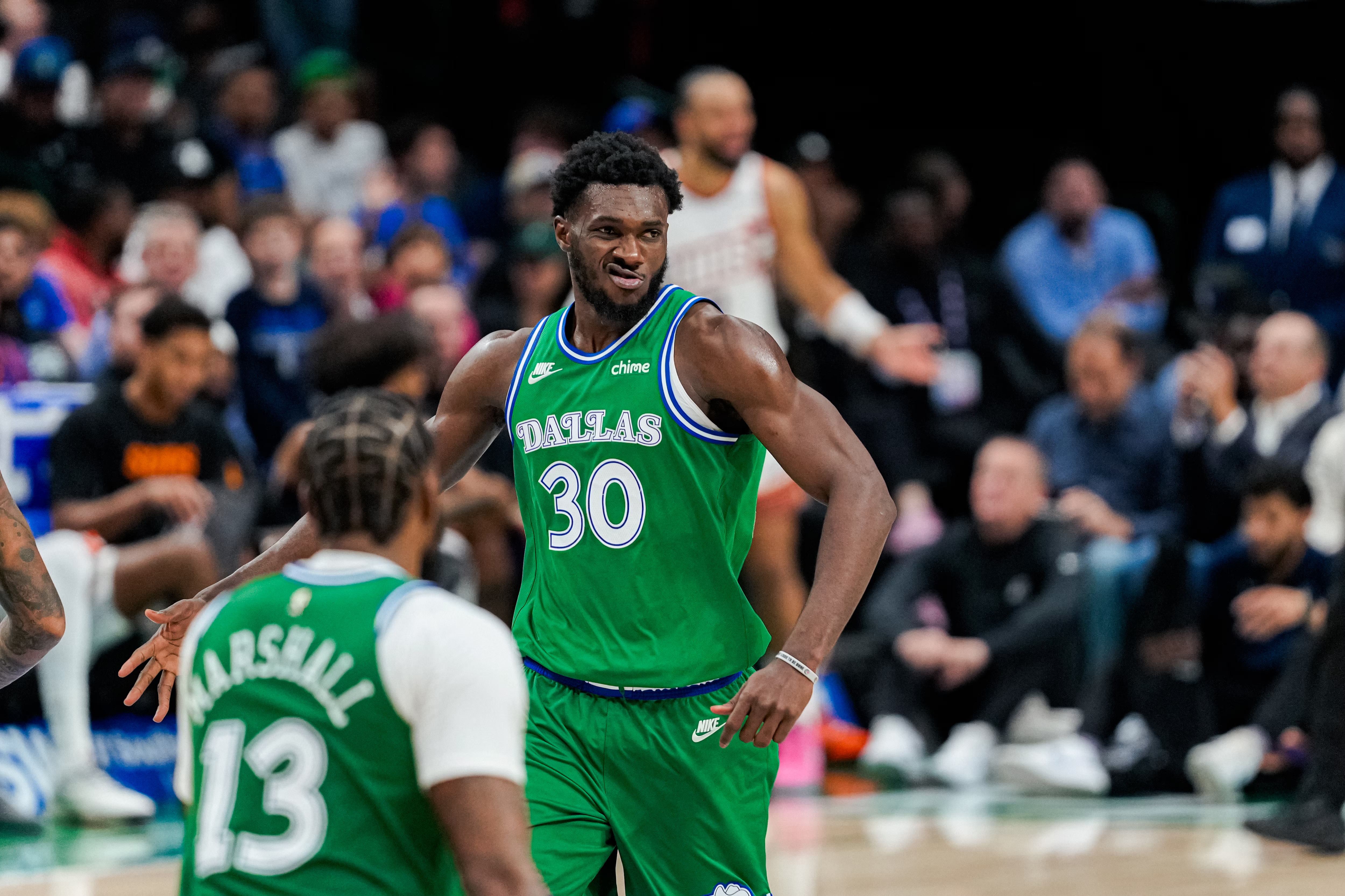 #MFFL[超话]# 
独行侠已为穆萨·西塞2026-27赛季合同提供全额保障，本赛季薪资220万美元，原本以110万美元裁掉他的截止日为10月1日。西塞上赛季以双向合同打出不错表现，38场场均13.9分钟贡献4.5分5.7篮板1.2盖帽；尼克斯休赛期曾开出报价单，独行侠迅速匹配将其留下。目前独行侠已有15名全额保障合同球 ​