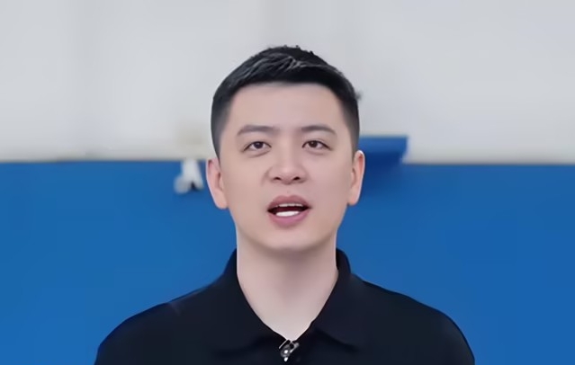 胡明轩是打二、三号位的侧翼好手，擅长的是无球空切和外线投射，那是他最...