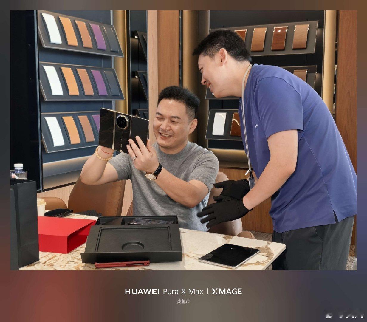 华为Mate XT2 非凡大师今日正式开售，线下很火爆。[酷] ​
