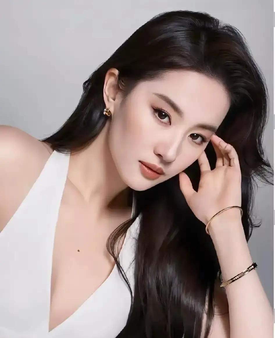 终于明白刘亦菲为啥不结婚了！不是没人馋她身子，而是她今年才38岁，居然就觉得婚姻是选择题，不是必修课。
前阵子刷到她在巴黎看秀的下班路透，风把她的长发吹得乱蓬蓬的，她举着半块没吃完的可颂，跟围过来的粉丝挥手，身边连前呼后拥的保镖阵仗都没摆。
旁边有个学生模样的小姑娘举着亲手画的肖像画挤到最前面，她弯