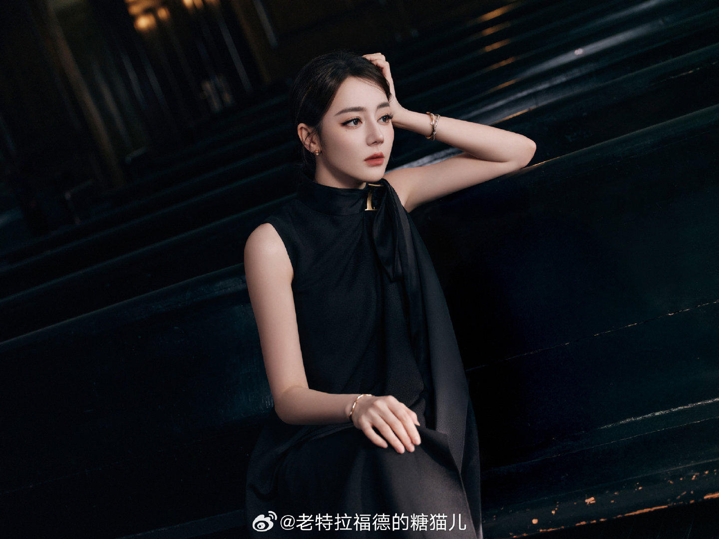 人们总以为，那条没有走过的路上，开满了鲜花。
#迪丽热巴卫蓝##迪丽热巴虽然不能同时拥有一切# ​