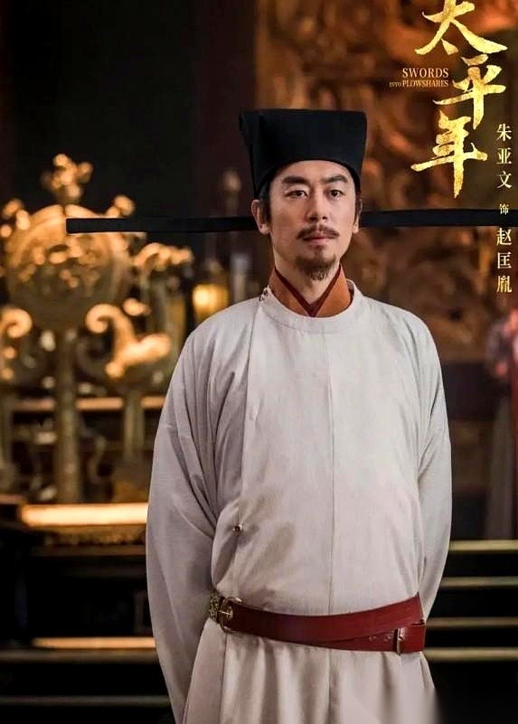 史书里关于“宋太祖赵匡胤暴毙”的这一页，其实留下了一个极度违背常理的逻辑黑洞。
一个开创“太祖长拳”、能在万人阵中生擒敌将的顶级武神，怎么可能在五十岁出头的壮年，被一个天天端着茶碗的文臣弟弟，在自己的寝宫里给除了？
翻开《宋史》，你看看赵匡胤是个什么级别的狠人。这绝对不是一个只会批奏折的老头。年轻时