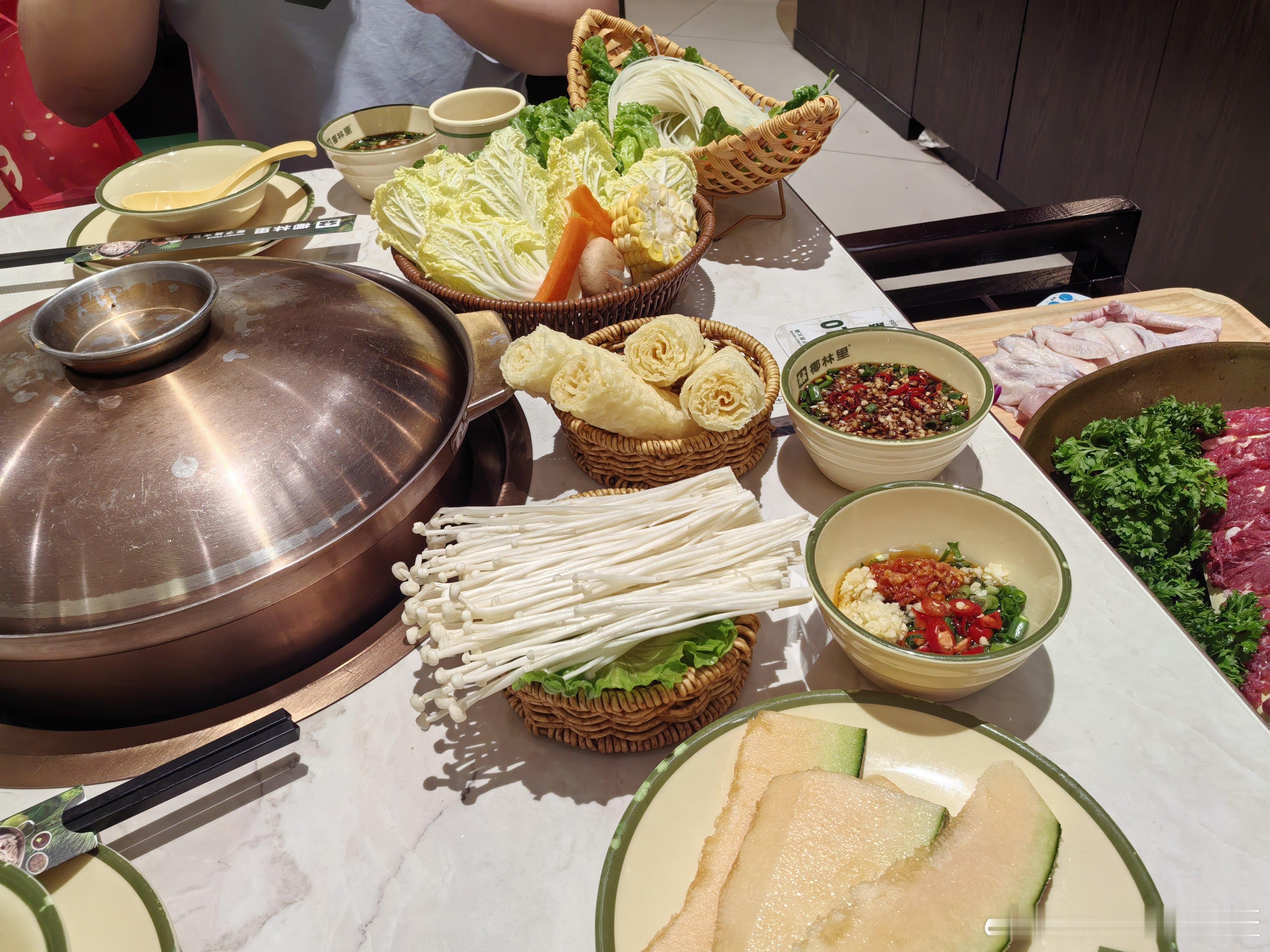 这周四下午开始头疼，赶紧回去躺着，关灯八点躺到十点，头越来越痛还越来越烫，疼的受不了给老吴打电话，一边打一边哭，哭头就更痛，越痛就越想哭，哭更痛，痛想哭......
后来美团买药吃了止痛，还是隐隐痛到两点半能睡着，周五周六还有培训，回到家也头晕，开始有鼻涕，今天嗓子也变声了，睡醒了过几 ​