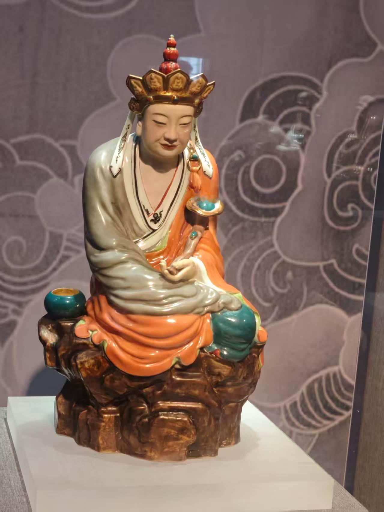最近大事
上周末两天去景德镇玩
 和爸妈、小伙伴还有妹妹一家人去的
周末去外地小小的休息一下身心也得到了放松
景德镇也太好买了吧
嘻嘻 我什么都没买哦
阻止了一次剁手
走了两天 5 万步最后一天晚上脚都要跪了

今天终于把openclaw装好了
为什么要装它？是因为之前报的课题里写的是它
谁知道现在更新 ​