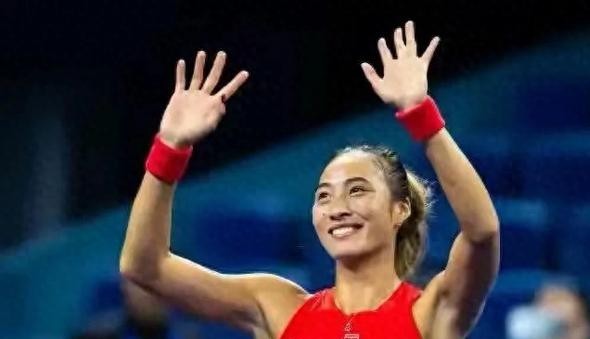 郑钦文从排名121杀回世界前28，中网20年首位本土决赛选手，李娜王蔷都没跨过这道门槛。
2026年10月10日晚，北京国家网球中心钻石球场。郑钦文以7比5、6比2直落两盘击败13号种子梅尔滕斯，职业生涯首次闯入中网女单决赛
这场胜利背后，是一组极度反差的数字：不到一年前，她的世界排名还在第121位