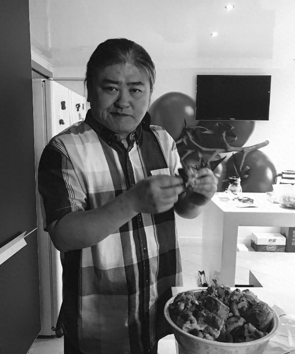刘欢走得悄无声息，官方只说在上海病逝，后事从简，可却有传言刘欢是因为严重腹泻导致心脏骤停，一个曾经在奥运会上唱响世界的男人，最后竟然栽在一场拉肚子上？
 
去年10月露面还精神矍铄！刘欢骤然离世，网传死因：腹泻引发心梗
 
2025年10月，刘欢最后一次公开露面是在乌镇戏剧节的长街宴上。
 
那天他