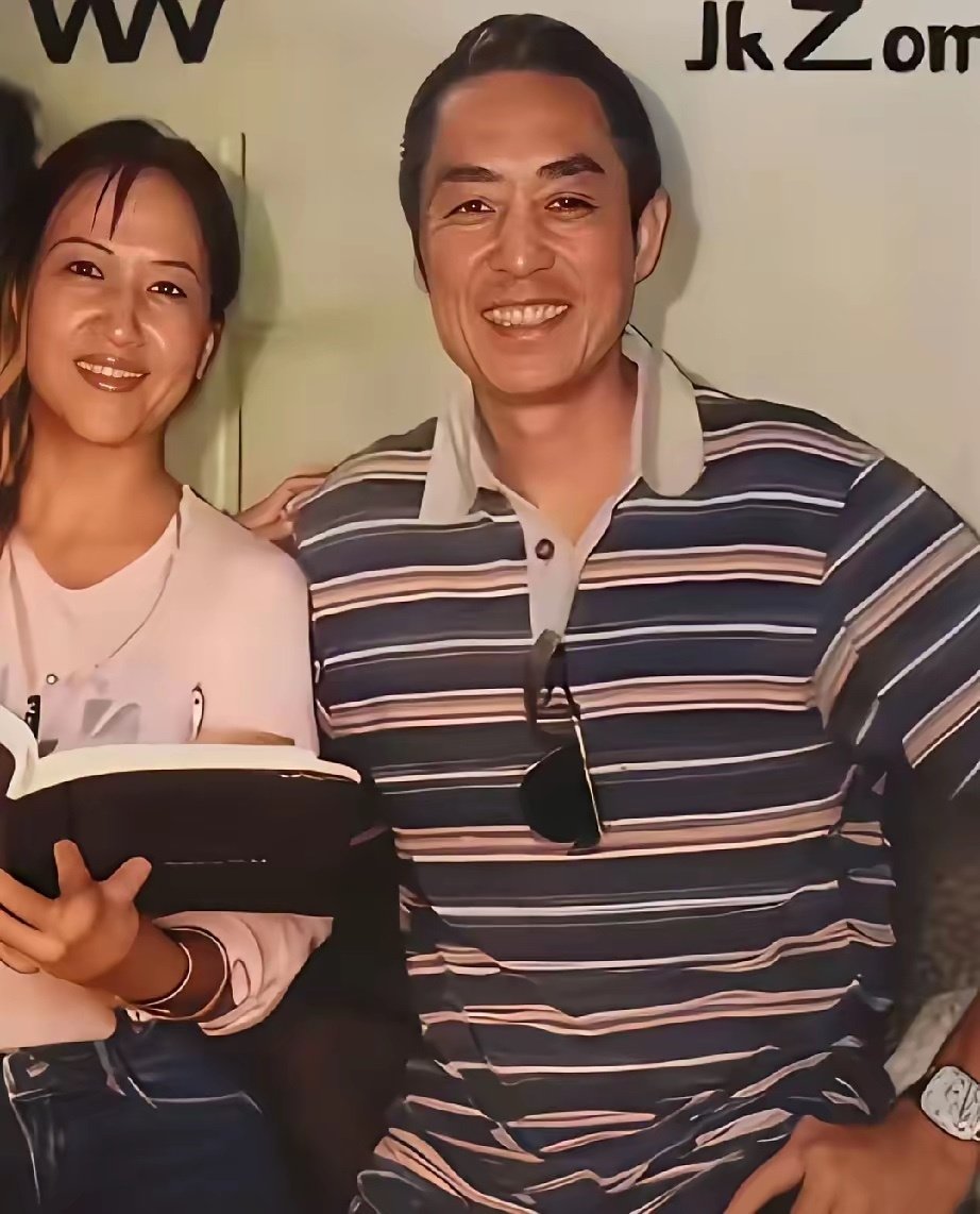 张艺谋与第一任妻子肖华的旧照，日子虽清淡，但显得甜蜜。张艺谋的头发乌黑，梳得倍齐。 ​