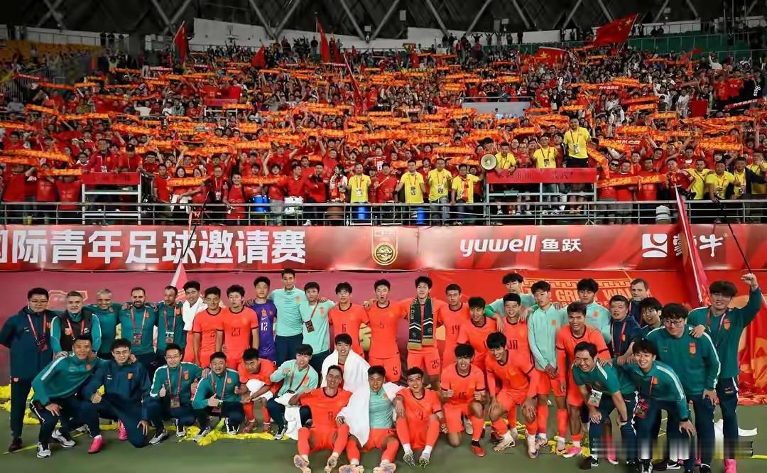 2-0！中国国少又赢了！海湾杯首轮，U16国少客场2-0完胜东道主卡塔尔，袁博涵开场4分钟闪击，刘宇洋一条龙破门，零封对手登顶小组第一。

这支队伍以小打大，赛前目标只是保平争胜，结果踢出了血性和章法。更提气的是，今年国字号梯队全面开花：U23亚洲杯亚军、U17亚洲杯亚军、三支女足全线突围，青训终于