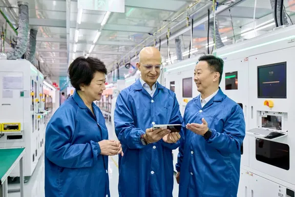 Apple首席运营官Sabih Khan一行来到河南郑州