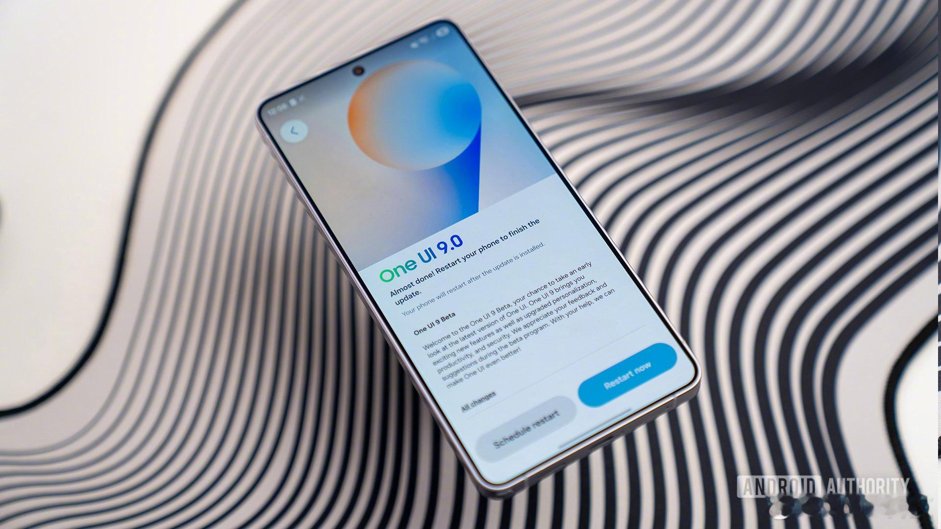 【#三星手机迎来8月Google Play更新推送#】三星已于近日开始向Galaxy智能手机推送2026年8月的Google Play系统更新，更新文件大小约为81MB。此次更新不仅包含Android基础功能的改进，还强化了设备间的互联互通体验，并同步对Google Play商店、Android WebView、Wear OS及Google钱包等多款应用和服务进行 ​