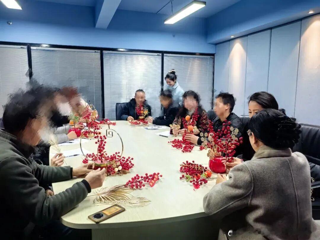 #鄂检新闻#【错一次不等于毁一生】17岁的小鑫因盗窃被附条件不起诉。翻开他的案卷，问题不在“坏”：家里经济拮据，工资被长期拖欠，母亲管教简单粗暴，打骂和情感忽视让亲子关系几近冰点——典型的放任式家庭。“每个孩子犯错的原因不一样，一刀切的上课没用，得对症下药。”十堰市茅箭区人民检察院的 ​