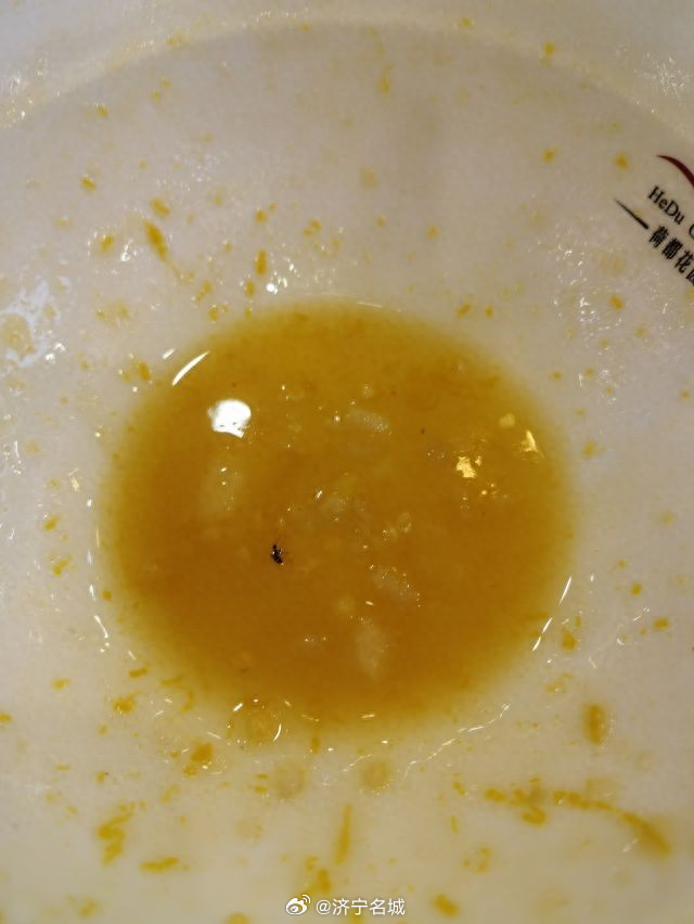 【微山一酒店被指稀饭中现蚂蚁？消费者网络问政请求立案查处】近日，有网友...