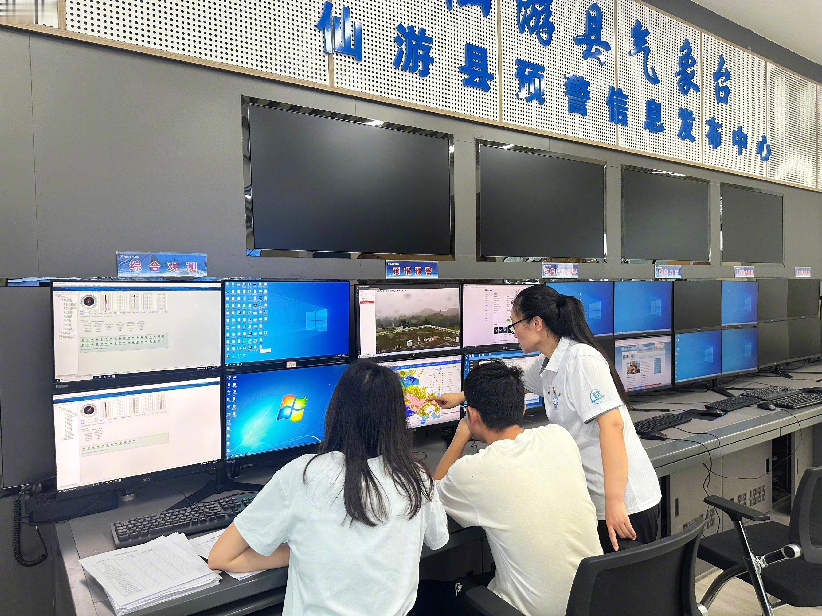 #直击台风持续风雨影响#受台风“沙德尔”影响，福建莆田仙游县出现连续性强降水，8月31日8时-9月3日8时，全县多个乡镇累计降雨量超250毫米，达到特大暴雨量级，其中以盖尾镇419.2毫米为最大。
           面对严峻雨情汛情，仙游县气象局严格落实“1262”机制，主动靠前服务，加密开展风雨致灾风险研判 ​