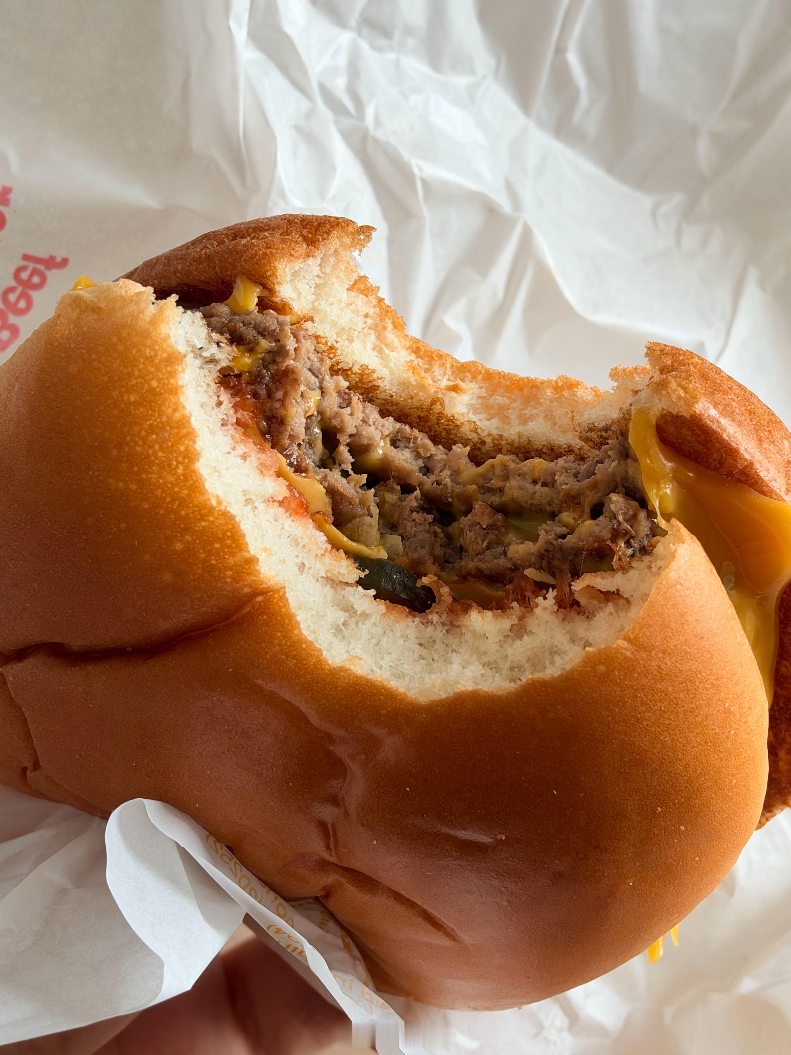 中午快速麦当劳🍔

北京今日花粉浓度依然在 300 左右，看网友的反馈，还是会有明显的过敏症状。

我查了一下自己的记录，往年秋季花粉过敏结束在 9 月 20 日，今年比往年延后了至少一周，目前还不确定到底哪天可以结束。（今年开始也比往年晚一周）

今天距离我注射奥马珠单抗已经六周时间，依然没有 ​