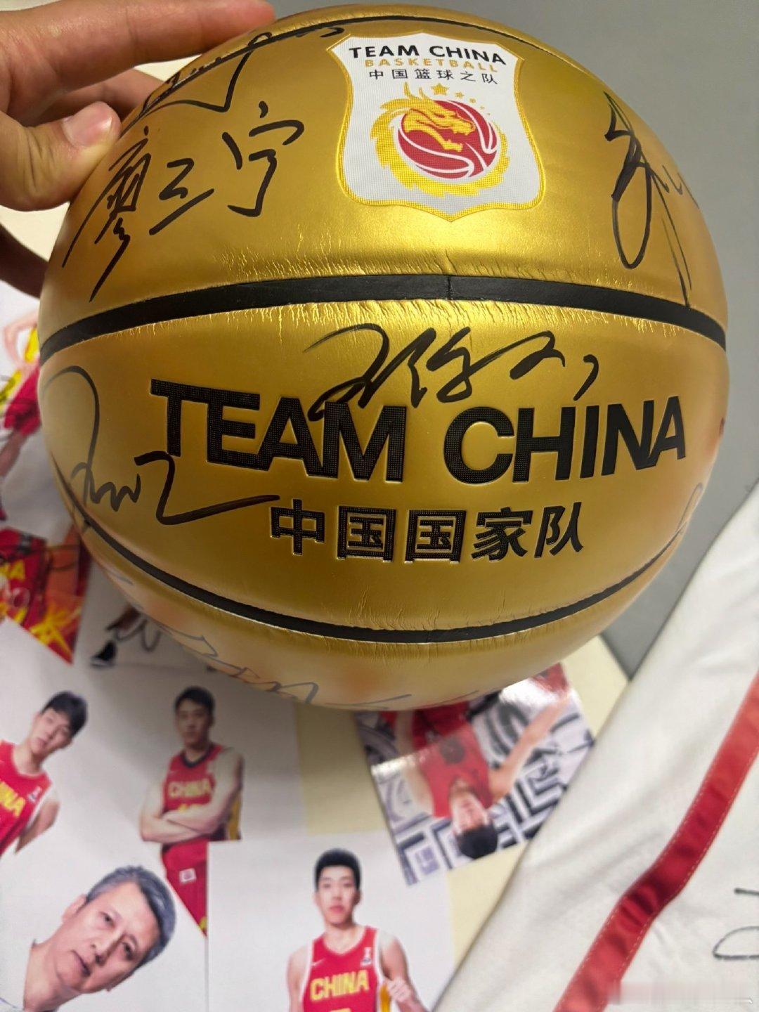 中国男篮全队签名球衣+签名篮球套装||| 均码，全新未穿 球员亲笔签名...