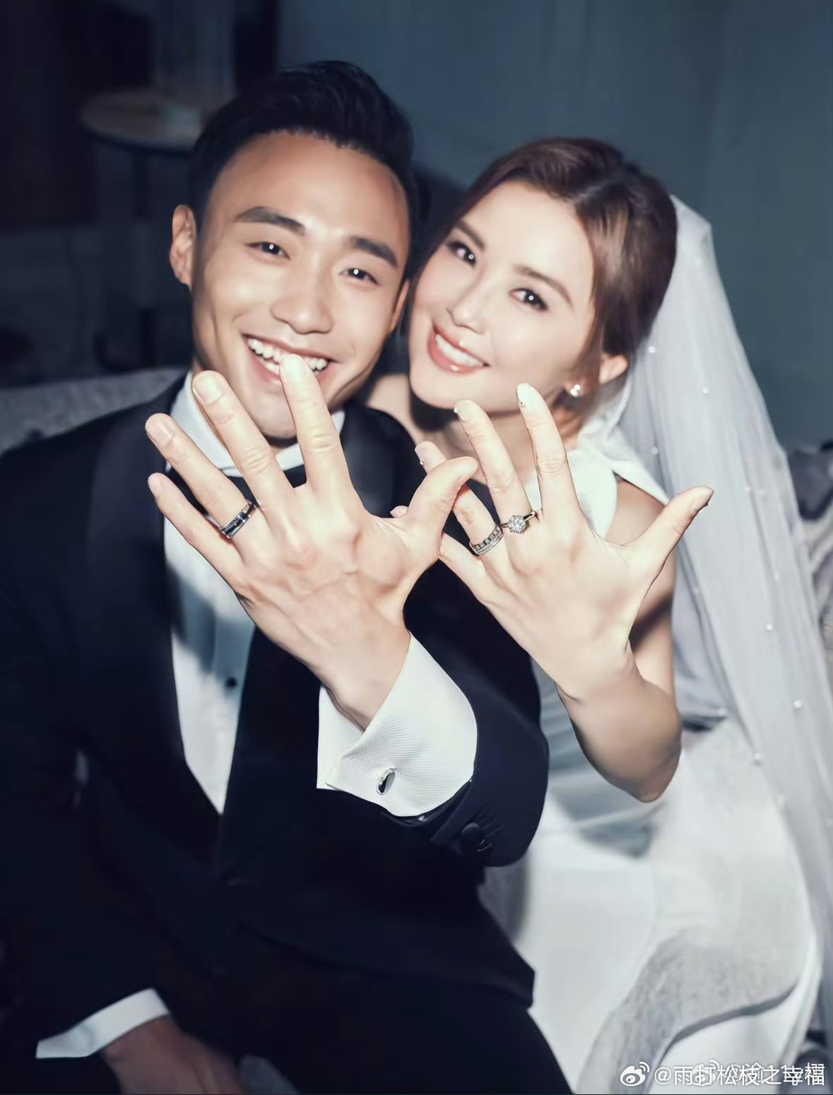 #蔡卓妍被求婚哭到眼线全掉#蔡卓妍受访回忆巴黎求婚的全过程，事先毫不知情的她穿着普通羽绒服赴约，被突如其来的求婚打动到大哭，激动得眼线晕开流下黑色眼泪，有趣的细节引得网友热议。我觉得这样不加修饰的真情流露格外动人，没有刻意维持偶像的精致体面，把普通人被爱意击中的模样展现出来，这份真 ​
