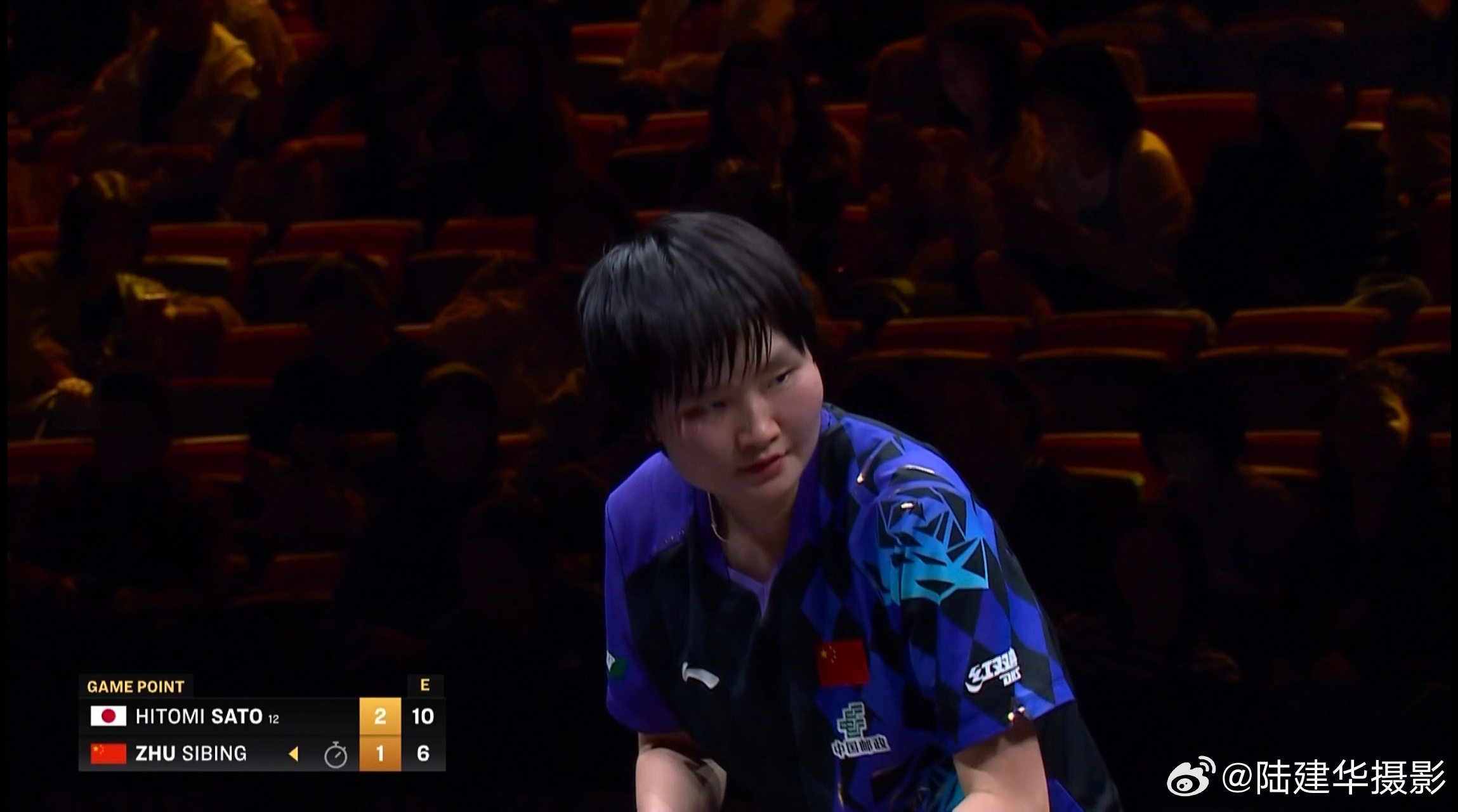 #朱思冰1比4佐藤瞳# WTT中国大满贯女单1/4决赛的最后一场，国乒的朱思冰对阵日本选手佐藤瞳，两位削球手经过59分钟的比赛，依靠数板打完了整场比赛，最终朱思冰以1:4输掉了比赛。作为第一次打进大满贯1/4决赛的朱思冰，场上的应变能力，以及技术厚度比不上对手，因而输球也在情理之中。就是削球实在太 ​