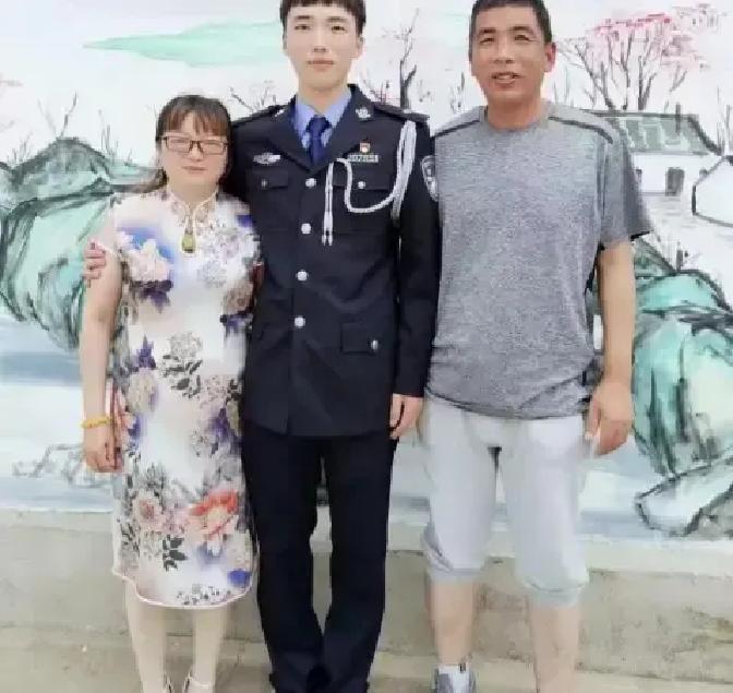 江苏一女子，儿子因公牺牲，她伤心欲绝，每天以泪洗面，2022年一天，她在商场，突然看到儿子身影，她心怦怦直跳，猛扑过去，一把抓住他，儿子，是你回来了吗？

窦美娟认错人了，但没想到，这一“错”却牵起了一段像亲人一样的缘分。那天商场里的小伙子张扬，后来真成了她家里的常客。他工作在上海，但只要一有空，就