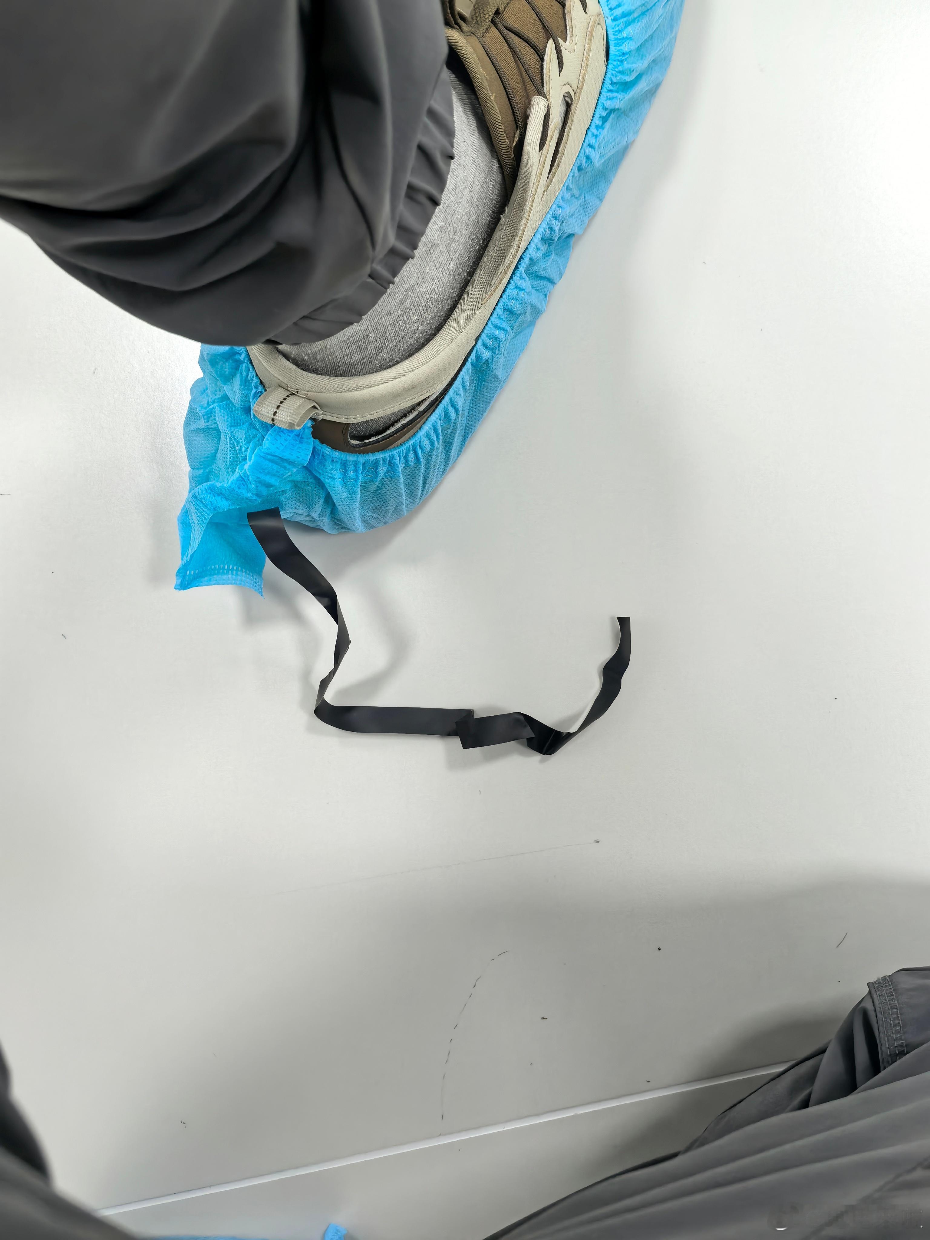 刚刚又参观了零跑汽车旗下汽车电子部门：凌艾电子，这里主要负责生产各种域控制器和车灯。别小看了域控制器，一个个的新势力把自己的芯片吹的多牛叉，但是具备全产业链电子生产能力的新势力仅此一家，车企里一只手也数的过来。

域控板通常仅有A4纸大小，电路板上要集成8000颗电子元器件，任何一颗贴歪 ​