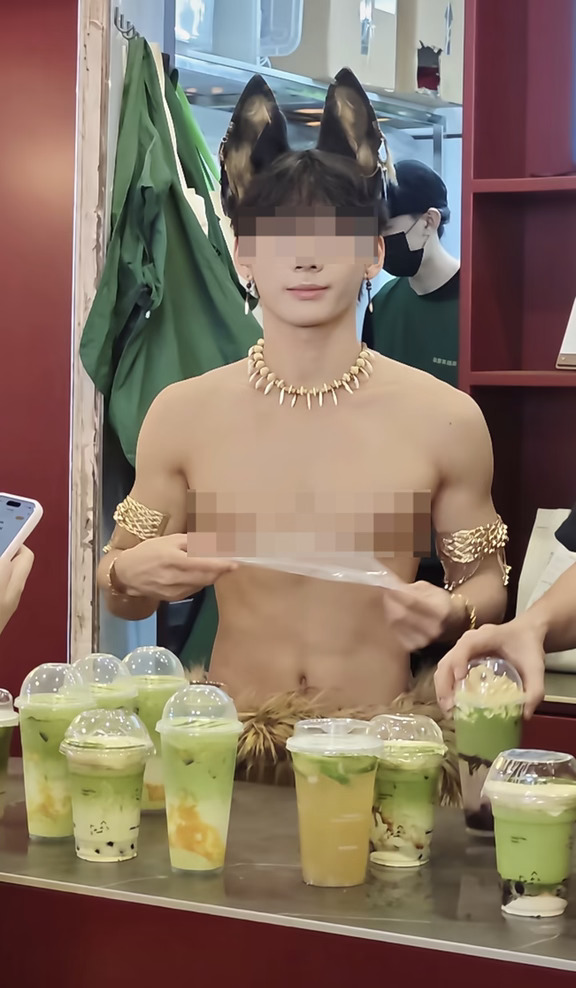 奶茶店请半裸男模站台，被指ca边？