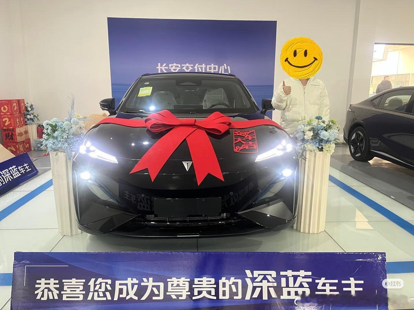 提车已经快三年了，回想起当年提车，不少深蓝车友选择S07，最先心动的都是它的颜值。我去年七八月份初识深蓝，路上偶遇蓝色SL03，一下子被外观吸引，恰逢S7更名S07，偏爱SUV的我更看好S07。观望半年，年后入手215max智驾adPro版本，黑外绿内，效果超好看。
 
提车当天下着大雨，本来想挑个好天气，因急 ​
