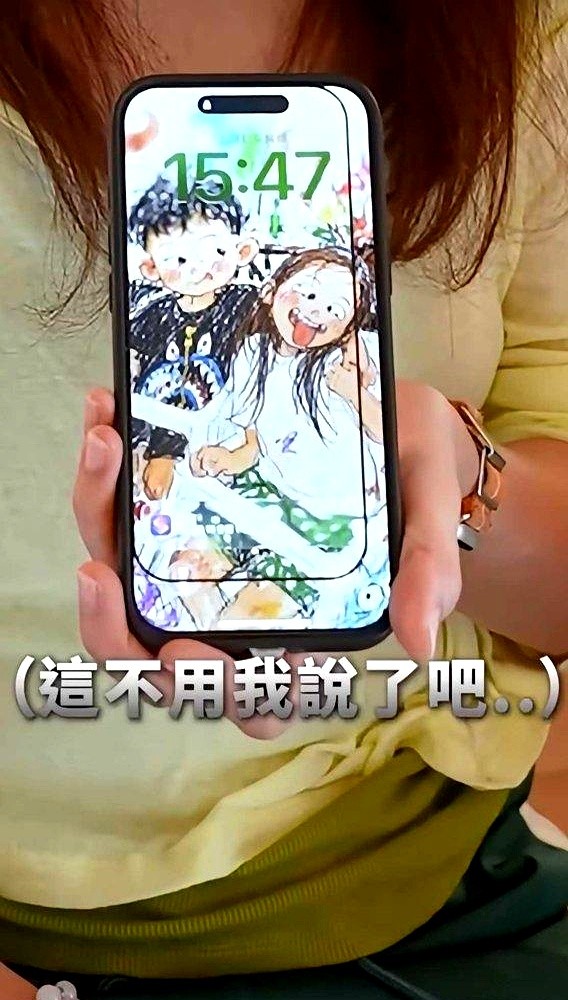 买的手机膜贴上去只能盖住半个屏幕，陈意涵老公直接劝她去看医生。

她真不是故意搞笑，是对大小完全没概念。网购的真空收纳袋大得能装下一个人，派对用的杯子却买成一口杯，倒个饮料得倒二十次。家里堆的全是用不上的巨物和迷你物。

镜头前再光鲜，私下连个塑料袋都买不明白。真没必要拿自己的短板跟别人的长板硬磕，