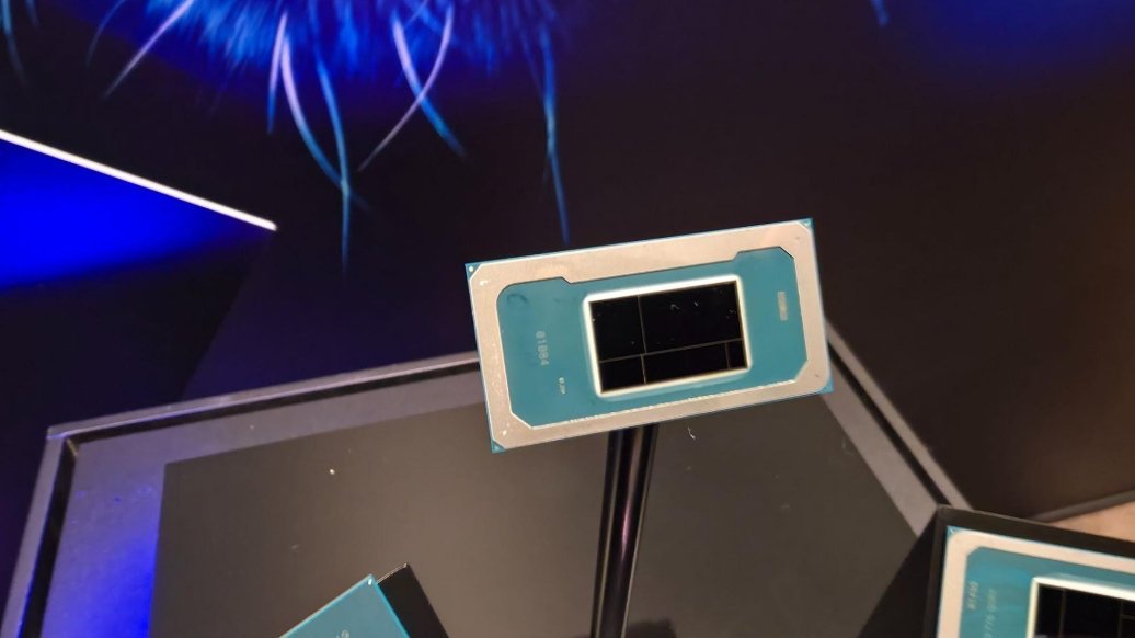 Intel新AI显卡来了，显存160GB，最高能做到480GB。

Hot Chips 2026上，Intel正式展示Crescent Island，这不是游戏卡，而是一张面向数据中心AI推理的350W风冷PCIe GPU。

核心规格：
• Xe3P架构
• 32个Xe Core
• 256个XMX引擎
• 每核1MB GRF、512KB L1
• 32MB统一L2
• PCIe Gen5 x ​